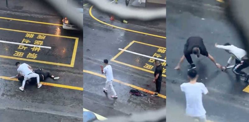 俩男子街头打架互砍 好心小伙拉架被无辜砍伤 现场一片血迹 完整版视频流出！-51吃瓜网