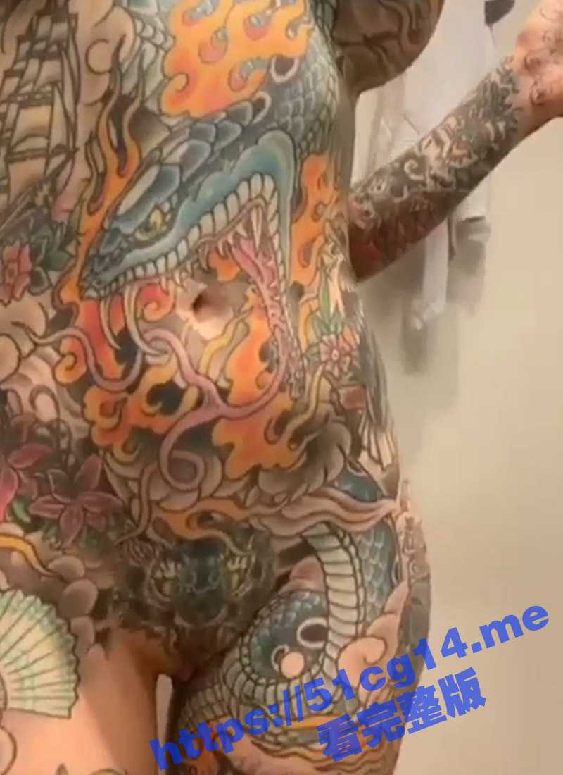 好牛逼的纹身 妹子凹凸有致的身材加上满身的纹身 操起来肯定很爽！ - 51吃瓜网-51吃瓜网