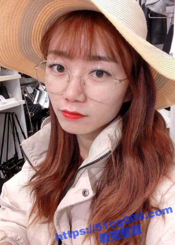 反差前女友！外表清纯无比的眼镜娘前女友 实则非常喜欢穿着制服丝袜趴在床上被后入！-51吃瓜网