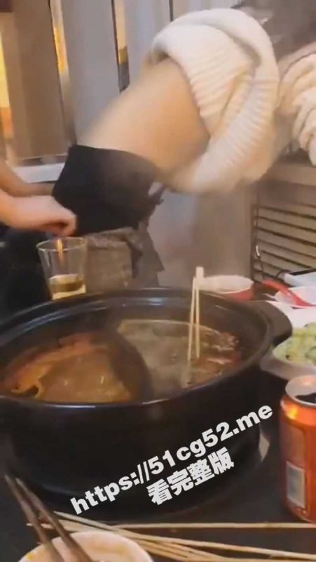 “我媳妇湿了吗 你就摸” 绿帽男一边吃火锅 一边看好兄弟当面抠老婆的小嫩穴-51吃瓜网