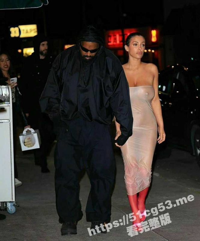 侃爷Kanye West携妻子比安卡Bianca在洛杉矶又穿新衣！侃爷是真不拿兄弟们当外人 这哥们儿能处！-51吃瓜网