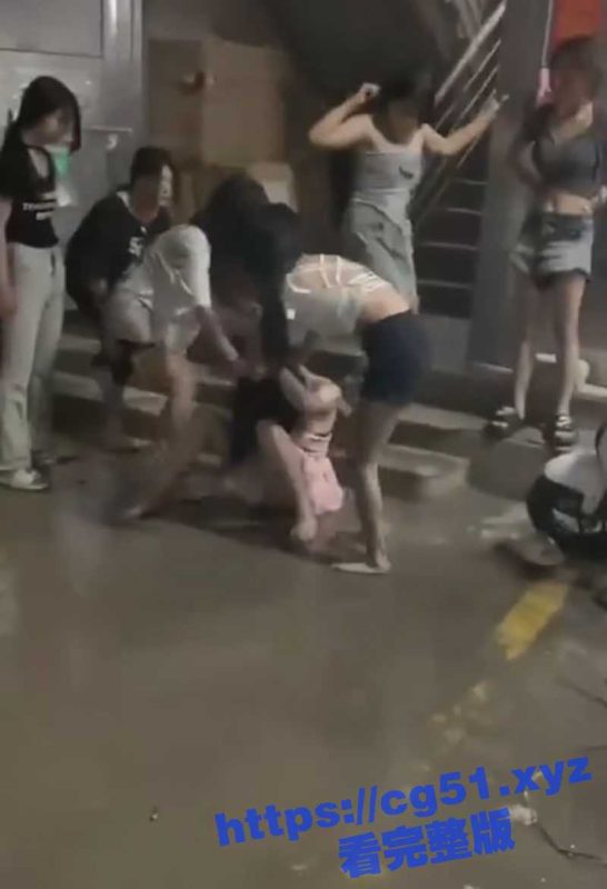 精神小妹干架现场！招招狠辣不输男人 场面一度非常混乱 分不清是谁在打谁！-51吃瓜网