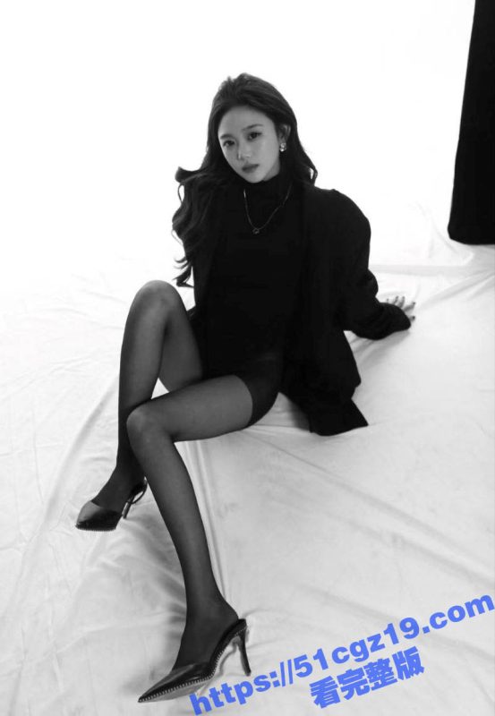 深圳车展00后嫩模 尹S 定制SM调教视频 强迫粉丝男奴舔脚舔逼 鞭打玩弄反差感极强！-51吃瓜网