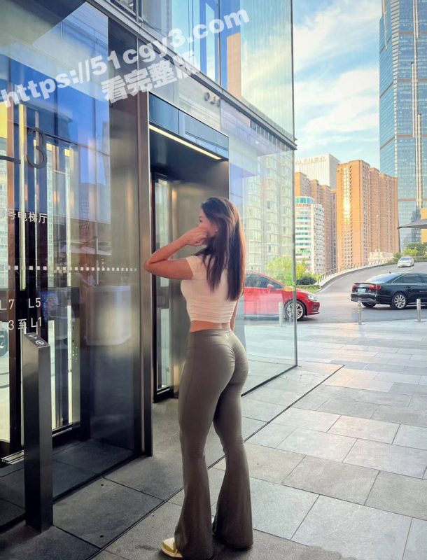 约炮大神 深圳第一深情 约操03年极品蜜桃臀女神 细腰丰臀性感尤物 被两根肉棒前后夹击！-51吃瓜网