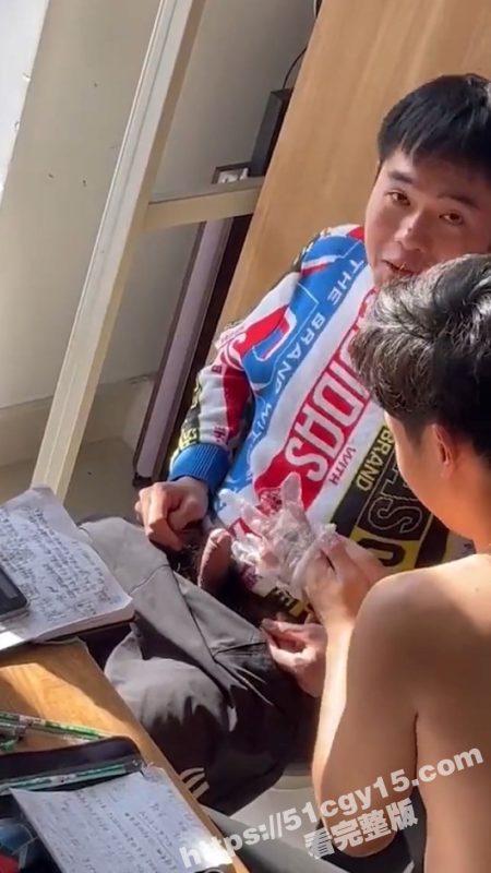 00后宿舍神操作！好兄弟帮处男舍友打飞机 宿舍秒变战场 浪叫声此起彼伏！-51吃瓜网