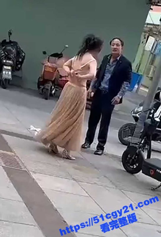 情侣吵架渣男竟逼美妇脱光还债！大奶美女赤裸崩溃大喊 好心路人出手帮忙 完整视频炸裂全网！-51吃瓜网