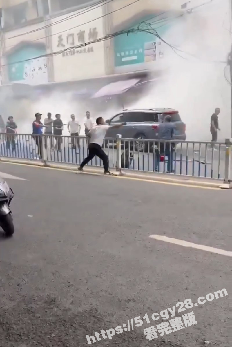 重庆朝天门天门商场 男子疯狂向店铺投掷燃烧弹 后被众人齐力制服！ - 51吃瓜网-51吃瓜网