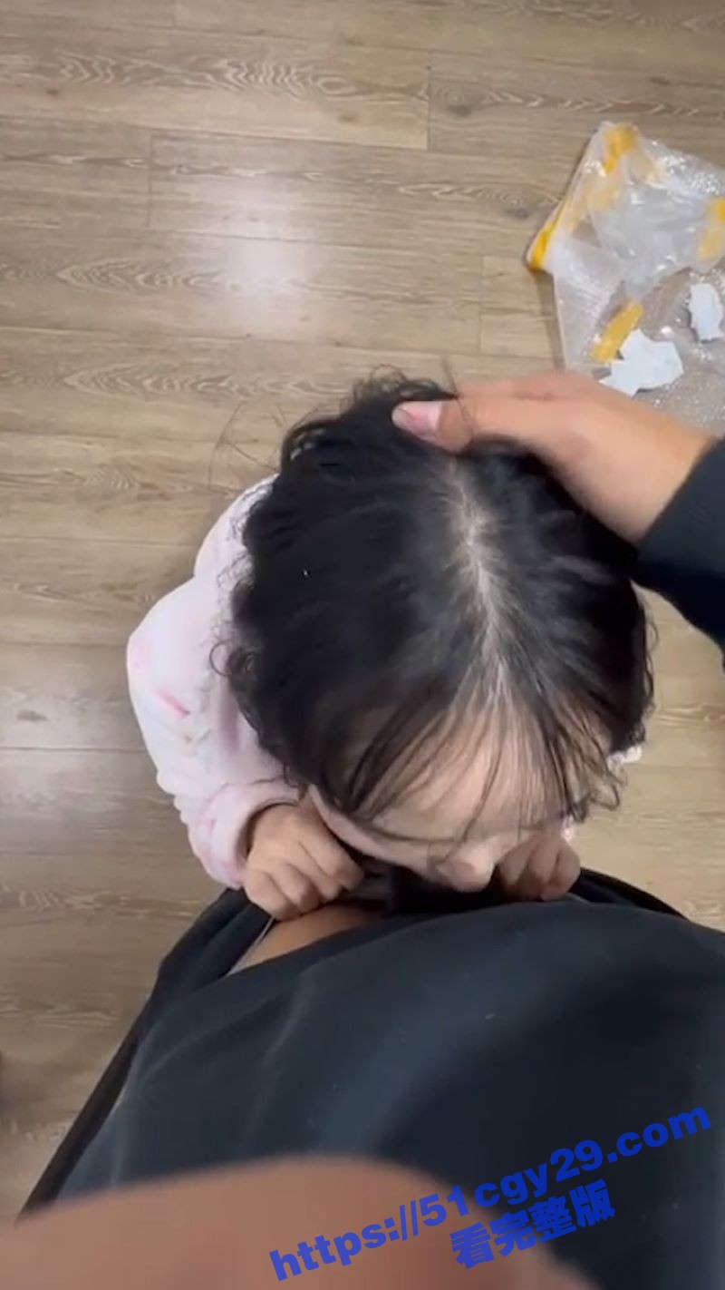 推特绿帽博主 情侣日记 调教洛丽塔女友 深喉足交榨精 3P轮番爆操 画面淫乱不堪！ - 51吃瓜网-51吃瓜网