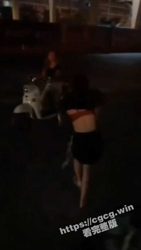 就喜欢看女人打架！精神小妹街头打架 扒衣服把奶子都打出来了！-51吃瓜网