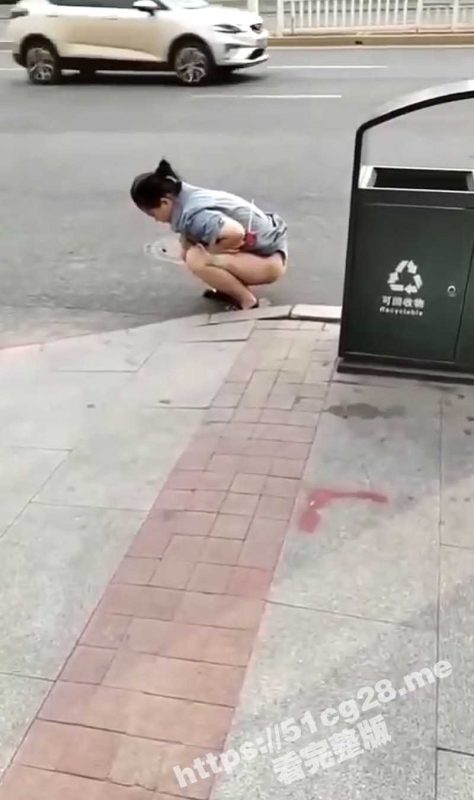 小仙女尿急直接蹲在车来车往的大街上尿尿 脸皮真厚的 一点也不觉得丢脸-51吃瓜网