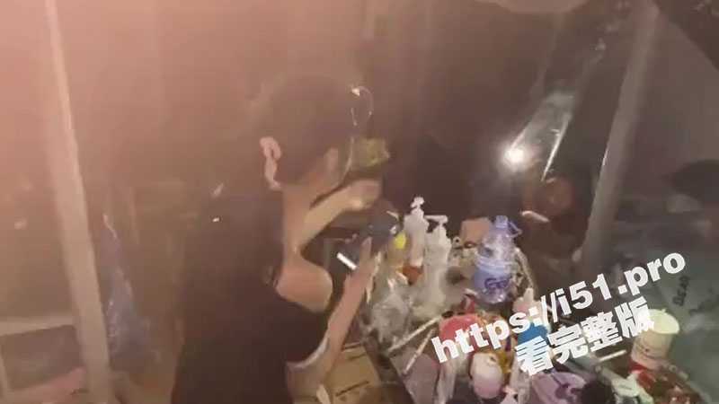 卧槽 现在的大学生当着室友的面和男友裸聊！室友集体帮忙打灯出谋划策！-51吃瓜网