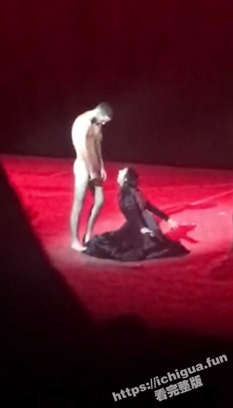 这就是艺术！欧美怪诞艺术话剧 渴望鸡巴 几个裸体男轮流上台对着美女撸管！-51吃瓜网