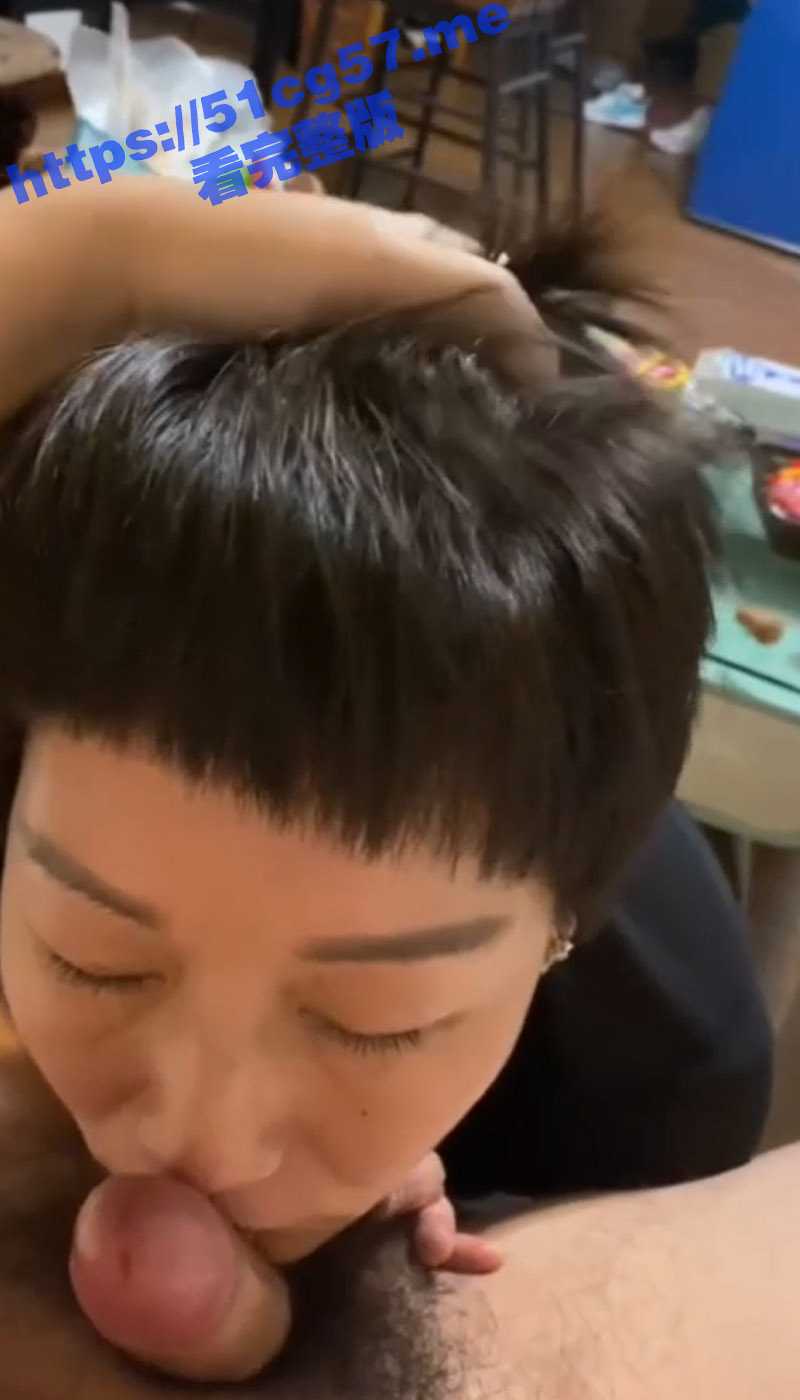 熟女阿姨的诱惑！短发知性阿姨沉迷吃鸡 嘴上说着不要拍可是却舔个不停 深喉舔蛋 口交服务那是相当的到位 - 51吃瓜网-51吃瓜网