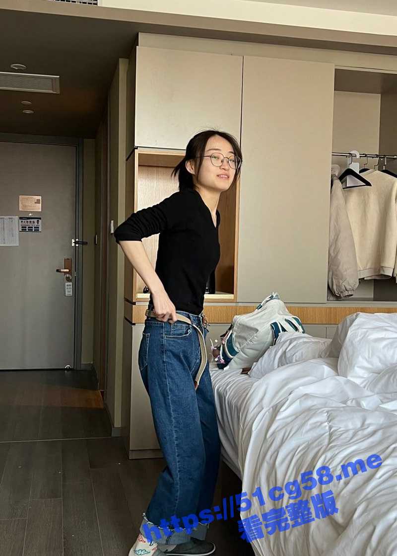 前女友系列！女大学生 吴珊珊 穿衣服是可爱眼镜娘 脱下衣服就是荡妇 性欲超强 床上床下极度反差！ - 51吃瓜网-51吃瓜网