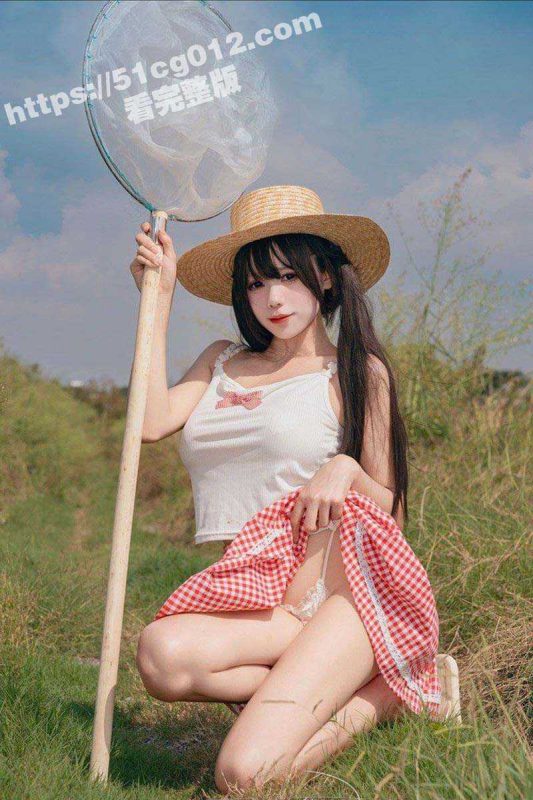 B站萝莉少女UP 咬一口兔娘 稻香 盛夏好声音 双马尾萝莉稻草园里激情裸舞 奶头Q弹摇动 可爱又性感-51吃瓜网