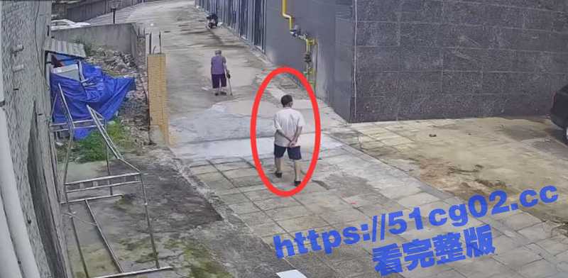 实拍一男子 对老太太袭胸 这尼玛也太饥渴了吧 连八旬老太太都不放过 真是够变态啊 - 51吃瓜网-51吃瓜网