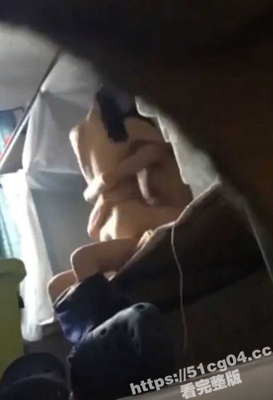 武汉长江职业学院 室友带女友回宿舍激情全裸做爱被隔壁床偷拍！真的是一点也不拿自己的室友当外人啊！-51吃瓜网