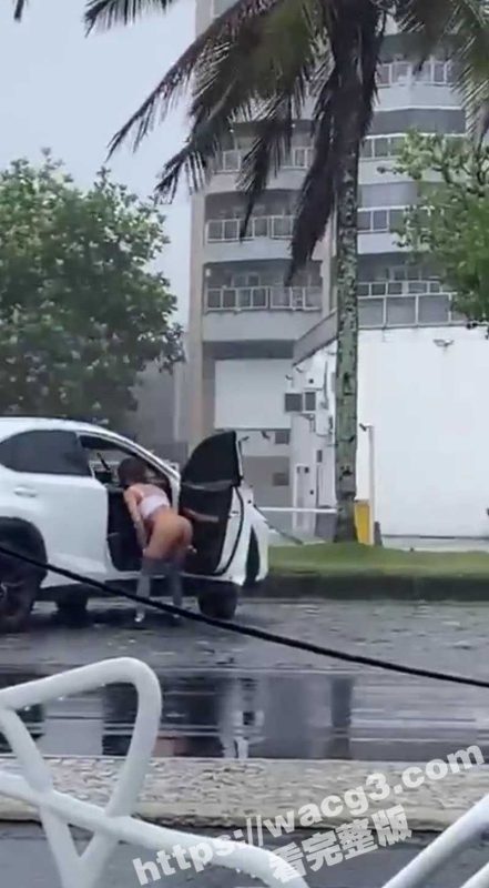 美女老外当街撅着大腚菊花喷射水柱 势必要完成主人的任务 路人都快被笑疯了 老外真疯狂-51吃瓜网