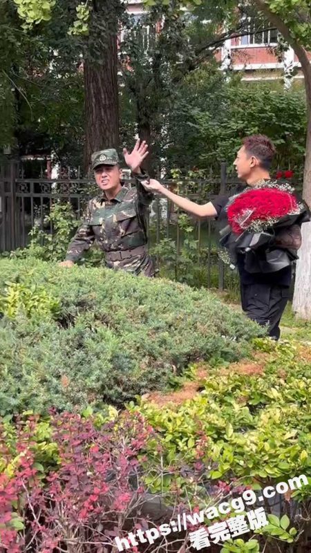 大一男新生表白教官 现场同学都在起哄 男同学抱着玫瑰花 向心仪的教官表白被拒 教官表示我不玩这个-51吃瓜网