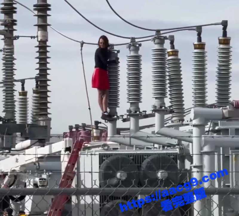 美国盐城湖女子 爬上变压器电线上跳舞 致800户断电 警察发射橡皮子弹将其赶下！ - 51吃瓜网-51吃瓜网