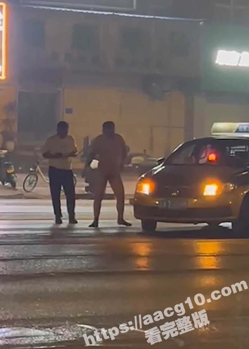深夜出租车上演活春宫 裸男闹市区爬在出租车引擎盖上摆出各种撩拨姿势 街头上演限制级裸体车模戏! - 51吃瓜网-51吃瓜网