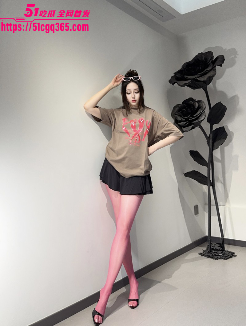 乱伦大神 姐姐的奶味 巨乳姐姐为泄欲 定制侧边开叉裙粉红丝袜 口爆浓精爽到无法自拔！ - 51吃瓜网-51吃瓜网